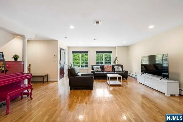 17 Skymark Court Upper Saddle River, NJ 07458
