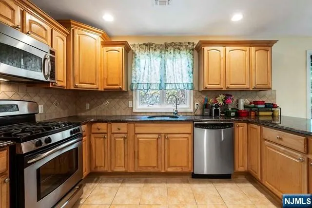 17 Skymark Court Upper Saddle River, NJ 07458