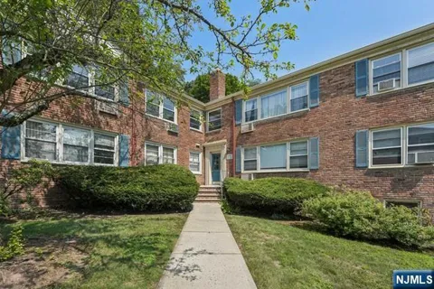 24 Hutton Avenue 38