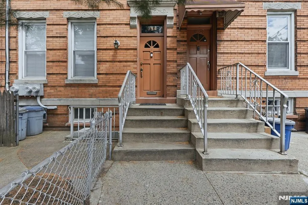 394 Woodlawn Avenue 2 Jersey City, NJ 07305