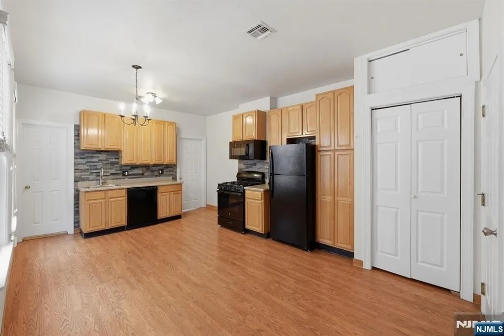 394 Woodlawn Avenue 2 Jersey City, NJ 07305
