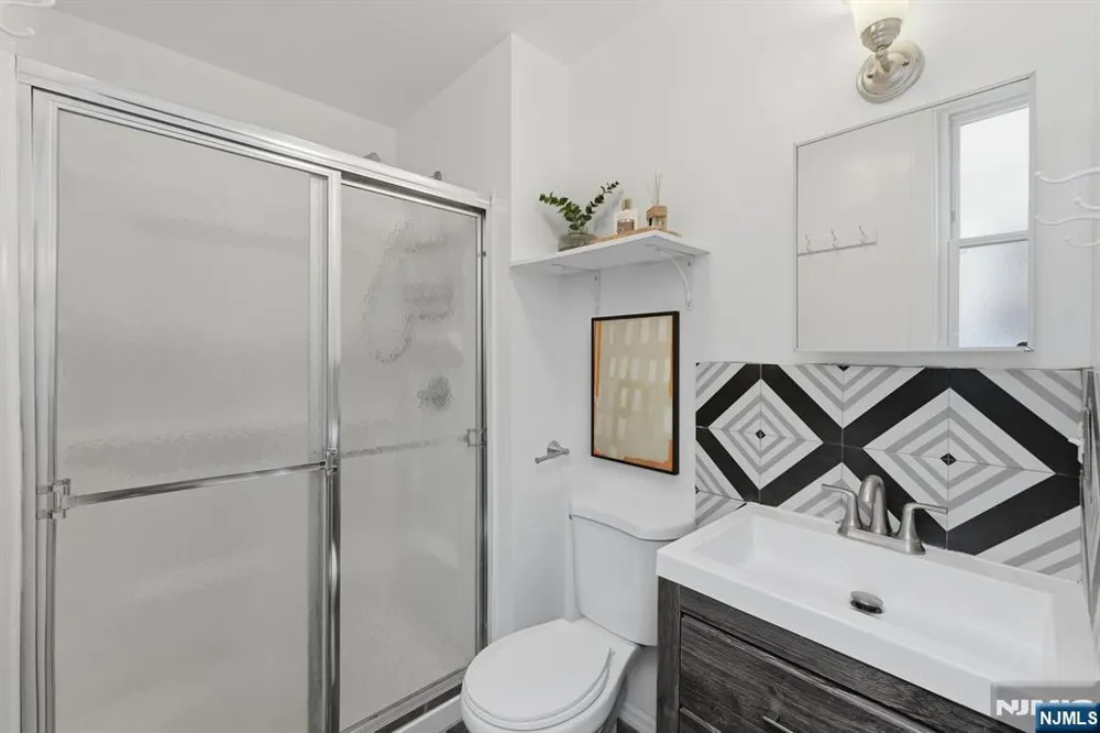 394 Woodlawn Avenue 2 Jersey City, NJ 07305