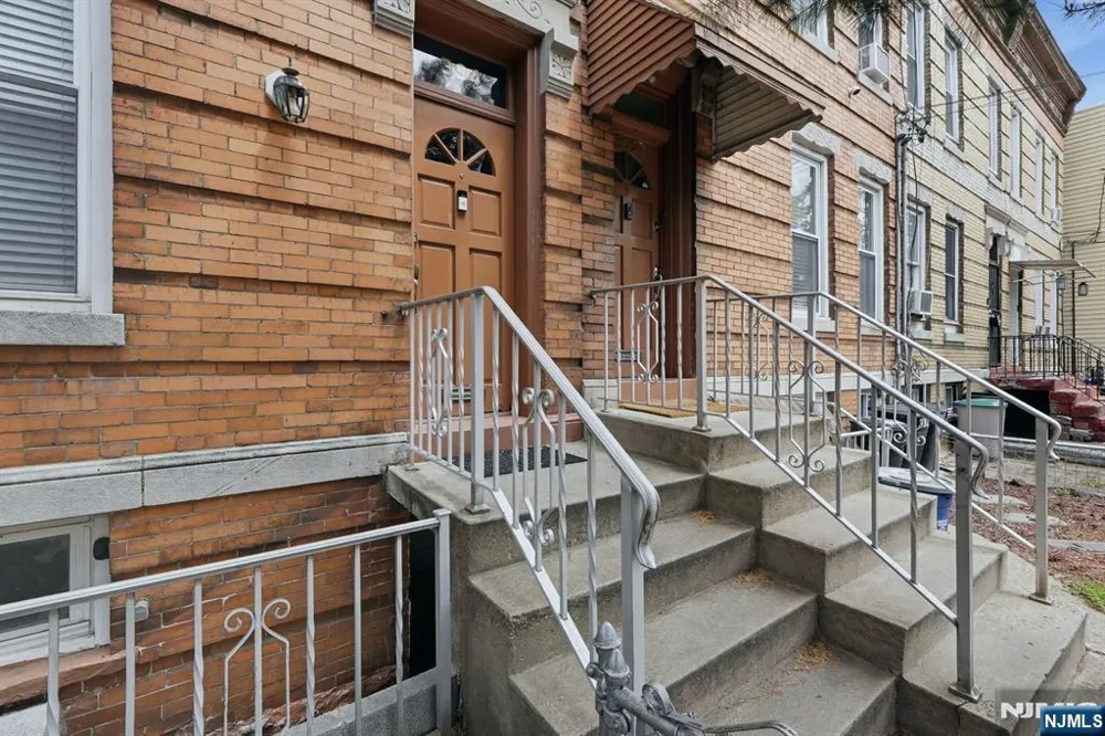 394 Woodlawn Avenue 2 Jersey City, NJ 07305