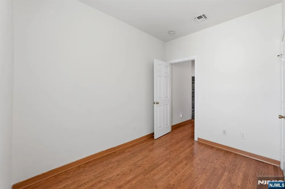 394 Woodlawn Avenue 2 Jersey City, NJ 07305