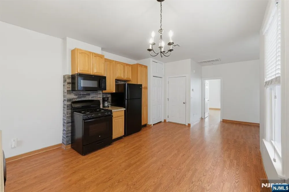 394 Woodlawn Avenue 2 Jersey City, NJ 07305