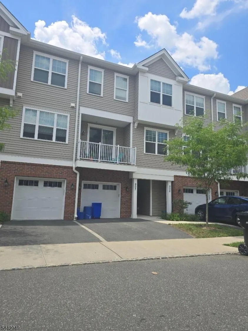 907 Greenland Sq Highland Park, NJ 08904