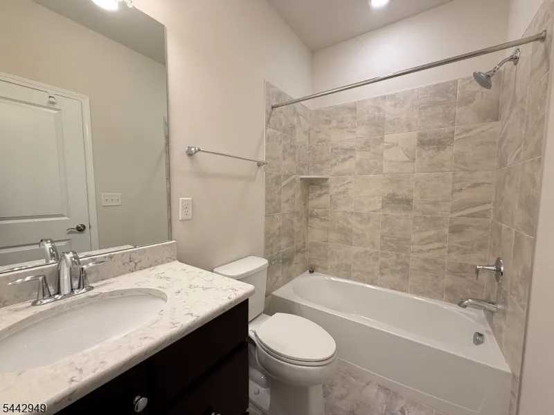 907 Greenland Sq Highland Park, NJ 08904