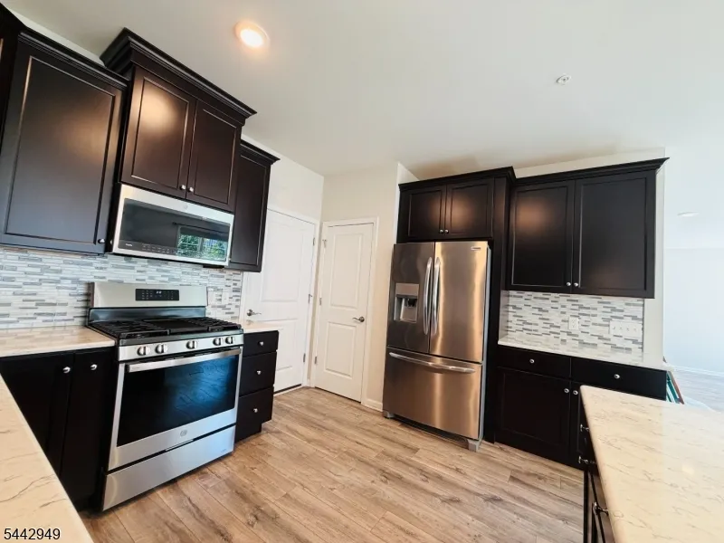 907 Greenland Sq Highland Park, NJ 08904