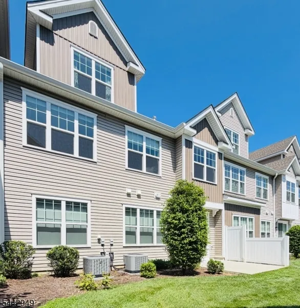 907 Greenland Sq Highland Park, NJ 08904