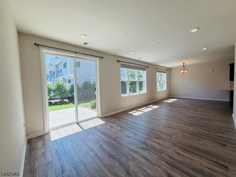907 Greenland Sq Highland Park, NJ 08904
