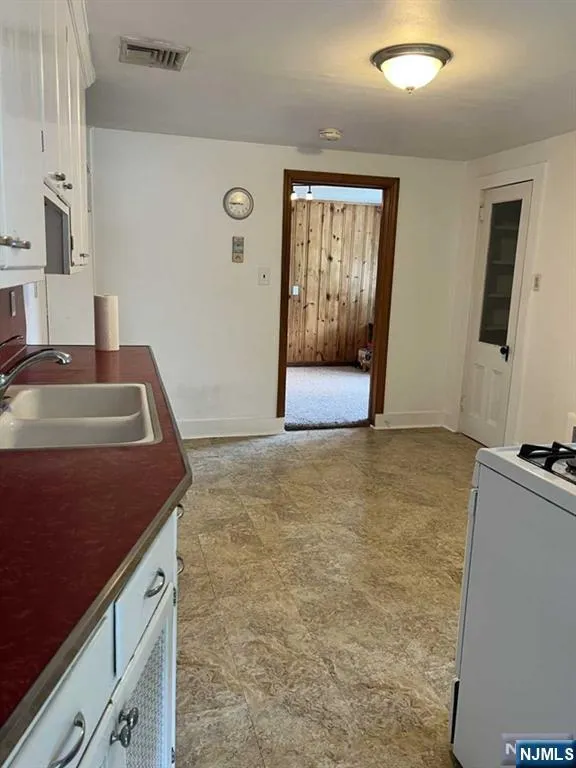 211 Paterson Avenue 2nd Fl Midland Park, NJ 07432