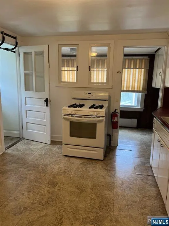 211 Paterson Avenue 2nd Fl Midland Park, NJ 07432