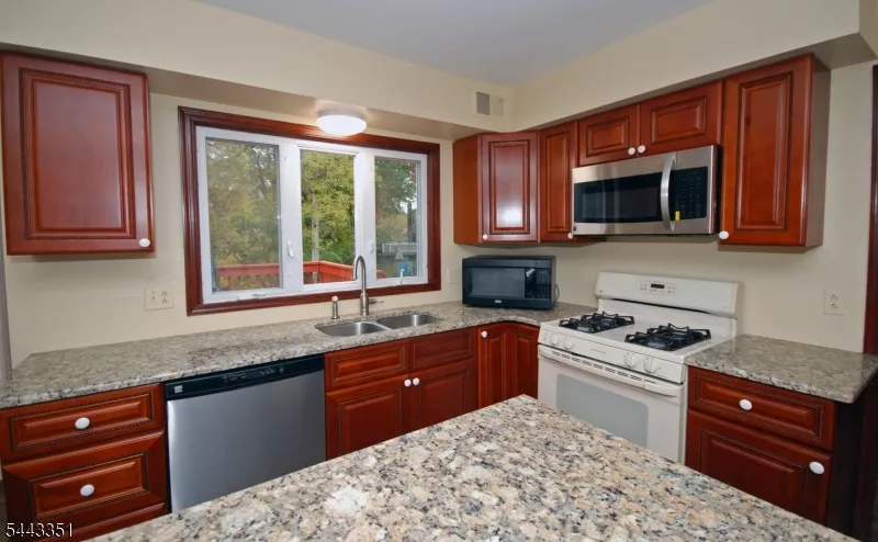 6 Heather Ln Middlesex, NJ 08846