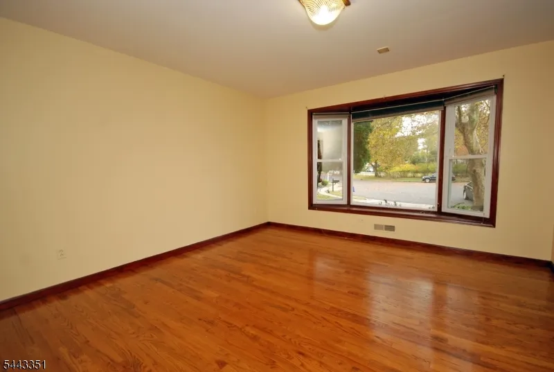 6 Heather Ln Middlesex, NJ 08846