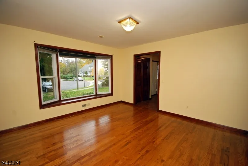 6 Heather Ln Middlesex, NJ 08846