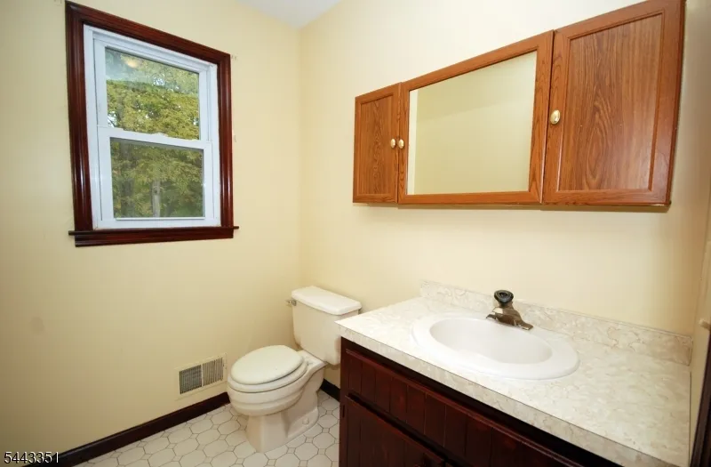 6 Heather Ln Middlesex, NJ 08846