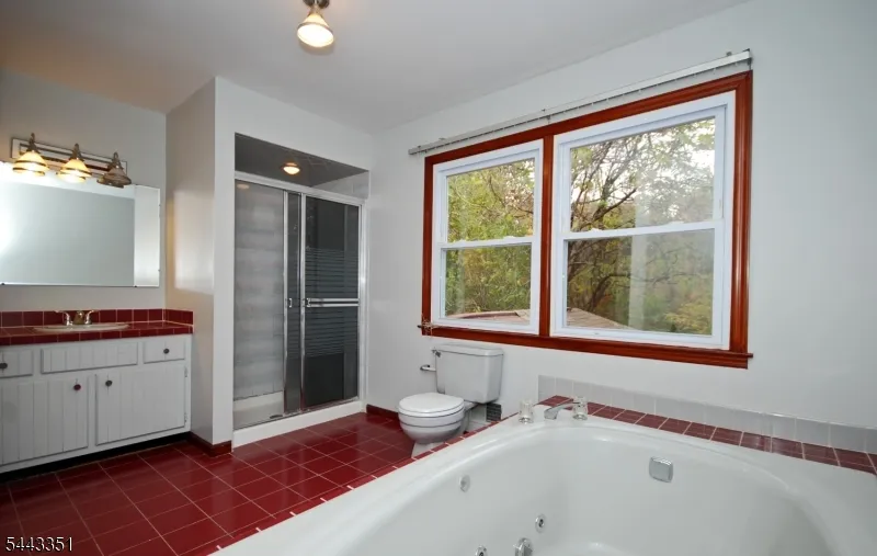 6 Heather Ln Middlesex, NJ 08846