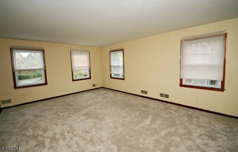 6 Heather Ln Middlesex, NJ 08846