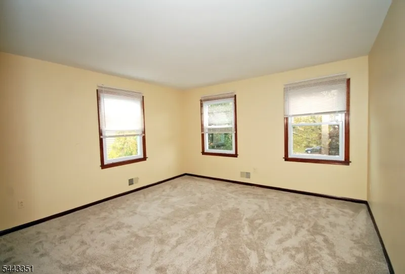 6 Heather Ln Middlesex, NJ 08846