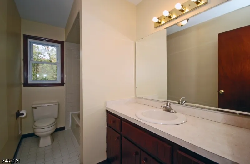 6 Heather Ln Middlesex, NJ 08846