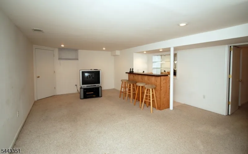 6 Heather Ln Middlesex, NJ 08846
