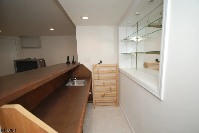 6 Heather Ln Middlesex, NJ 08846
