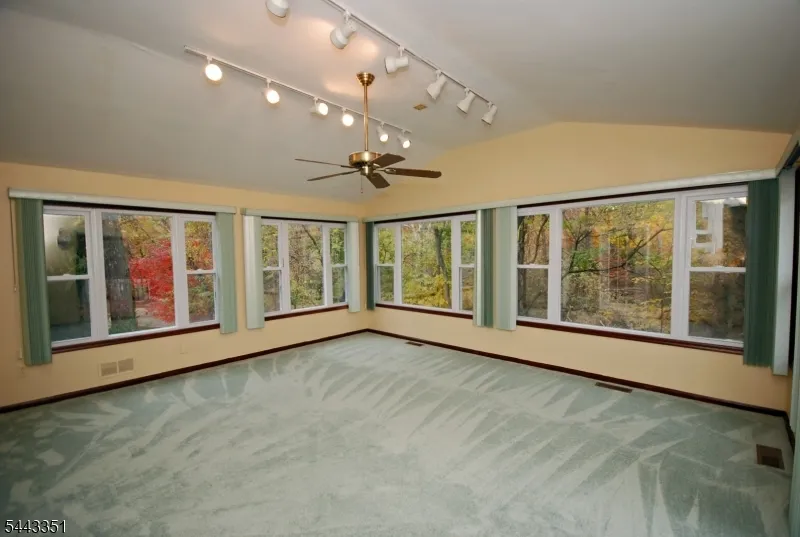6 Heather Ln Middlesex, NJ 08846