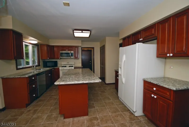 6 Heather Ln Middlesex, NJ 08846