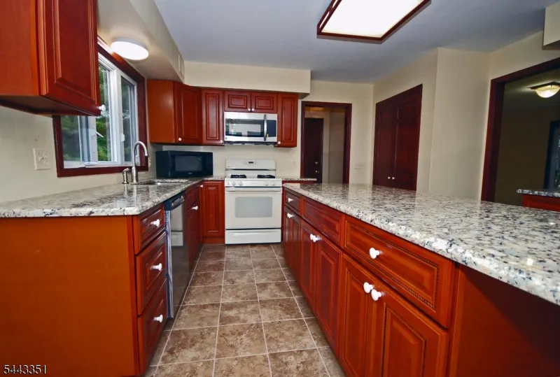 6 Heather Ln Middlesex, NJ 08846
