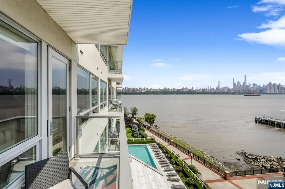 15 Somerset Lane 514 Edgewater, NJ 07020