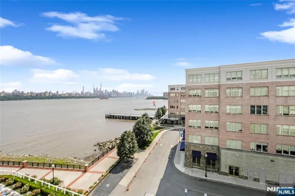 15 Somerset Lane 514 Edgewater, NJ 07020