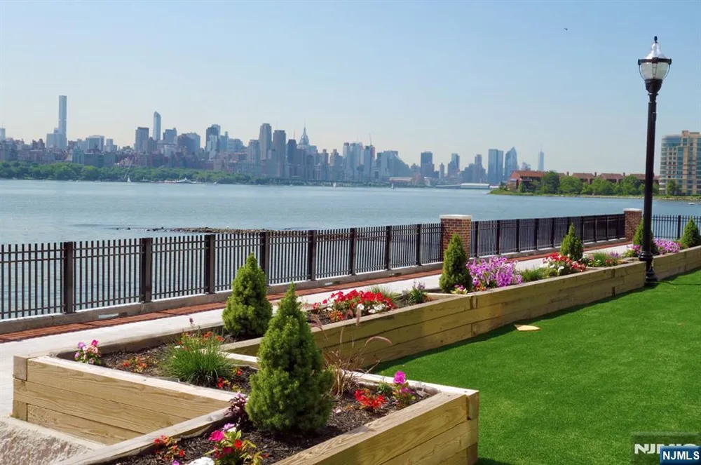 15 Somerset Lane 514 Edgewater, NJ 07020