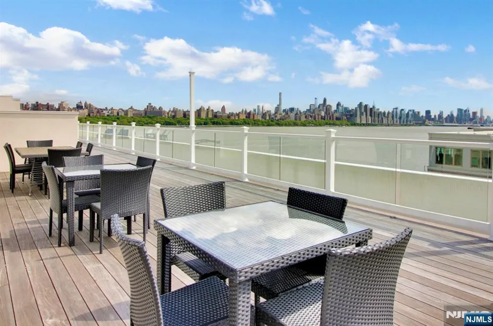 15 Somerset Lane 514 Edgewater, NJ 07020