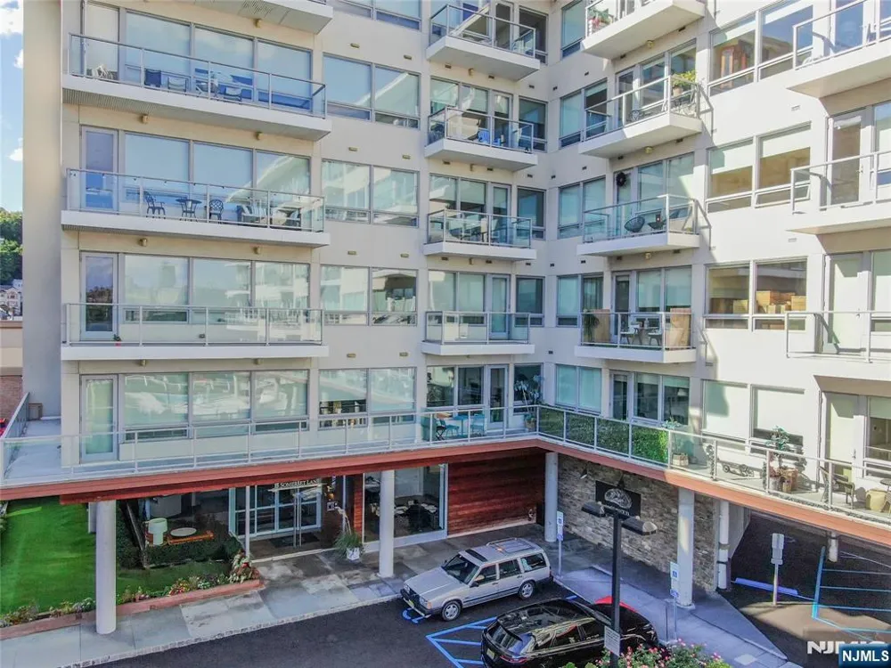 15 Somerset Lane 514 Edgewater, NJ 07020