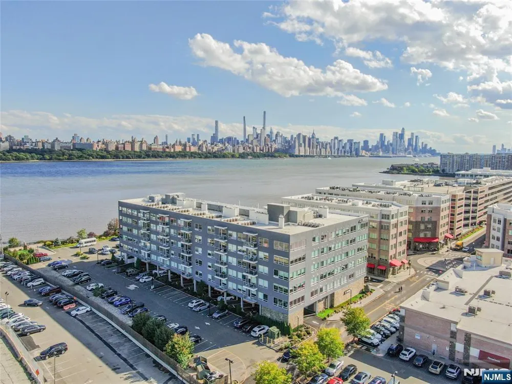 15 Somerset Lane 514 Edgewater, NJ 07020