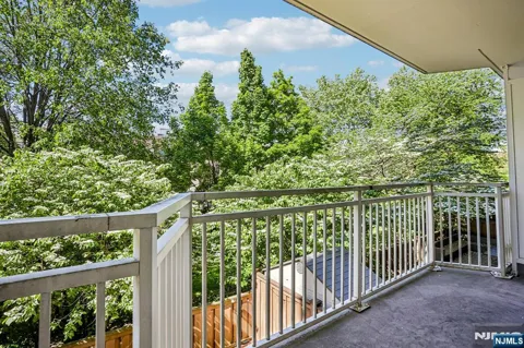1077 River Road 211