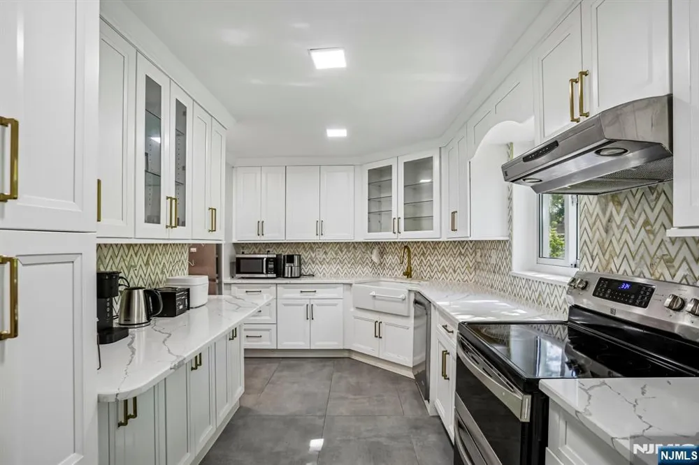 1077 River Road 211 Edgewater, NJ 07020