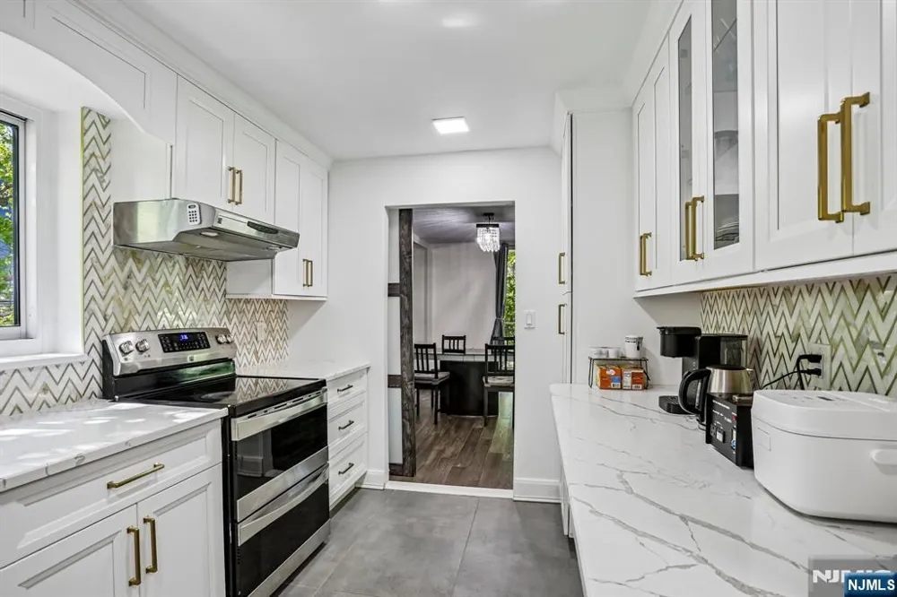 1077 River Road 211 Edgewater, NJ 07020