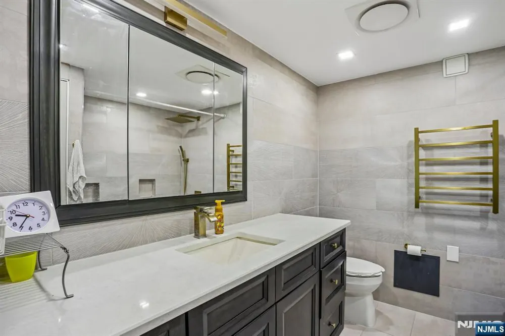 1077 River Road 211 Edgewater, NJ 07020