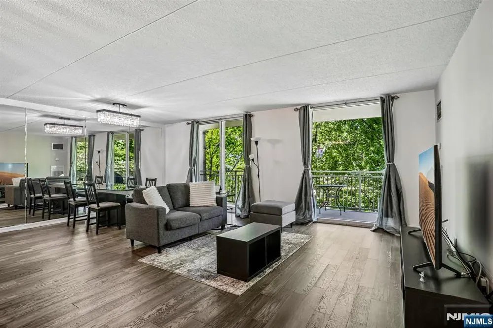 1077 River Road 211 Edgewater, NJ 07020