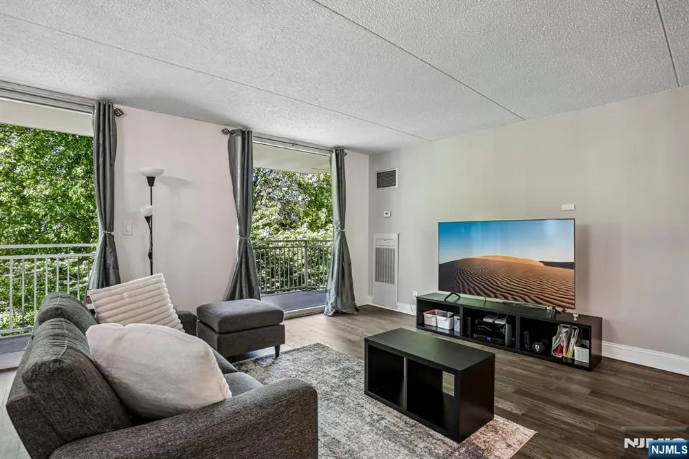 1077 River Road 211 Edgewater, NJ 07020