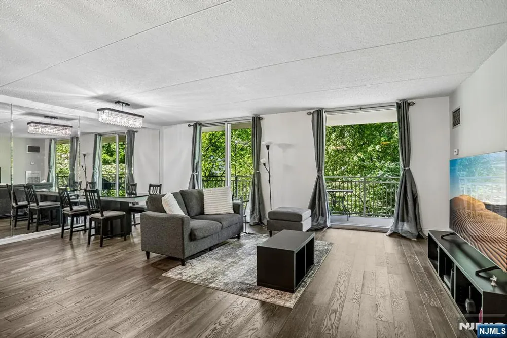 1077 River Road 211 Edgewater, NJ 07020