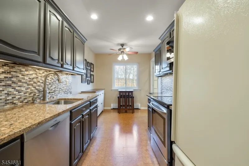 21 Foxwood Dr Morris Plains, NJ 07950