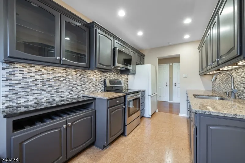 21 Foxwood Dr Morris Plains, NJ 07950