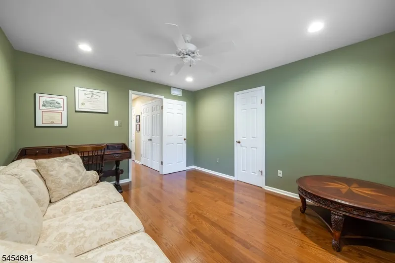 21 Foxwood Dr Morris Plains, NJ 07950