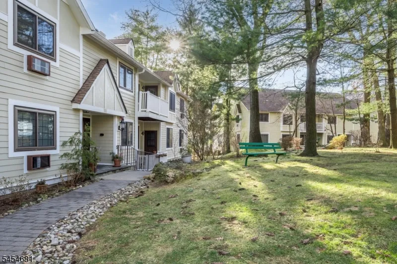 21 Foxwood Dr Morris Plains, NJ 07950