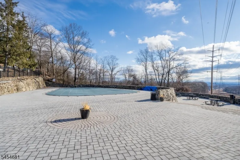 21 Foxwood Dr Morris Plains, NJ 07950