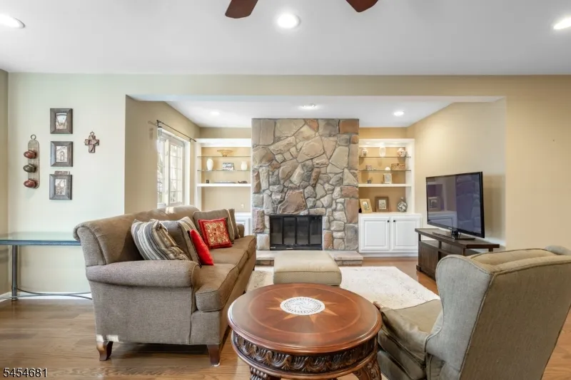 21 Foxwood Dr Morris Plains, NJ 07950