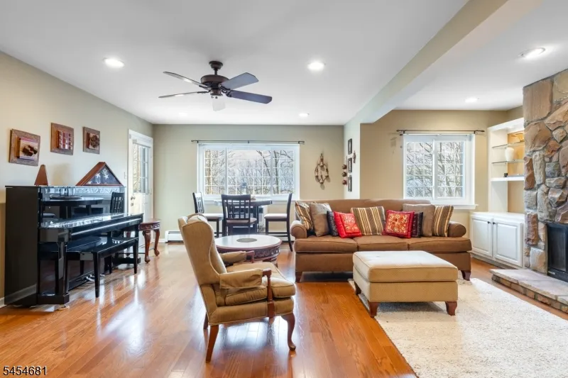 21 Foxwood Dr Morris Plains, NJ 07950