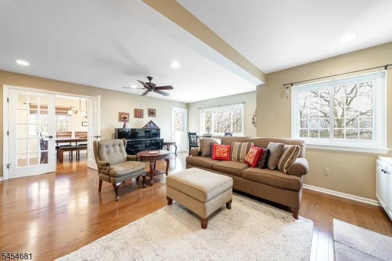 21 Foxwood Dr Morris Plains, NJ 07950